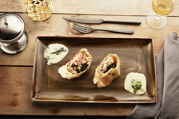 Inbakad lax med spenat på fat