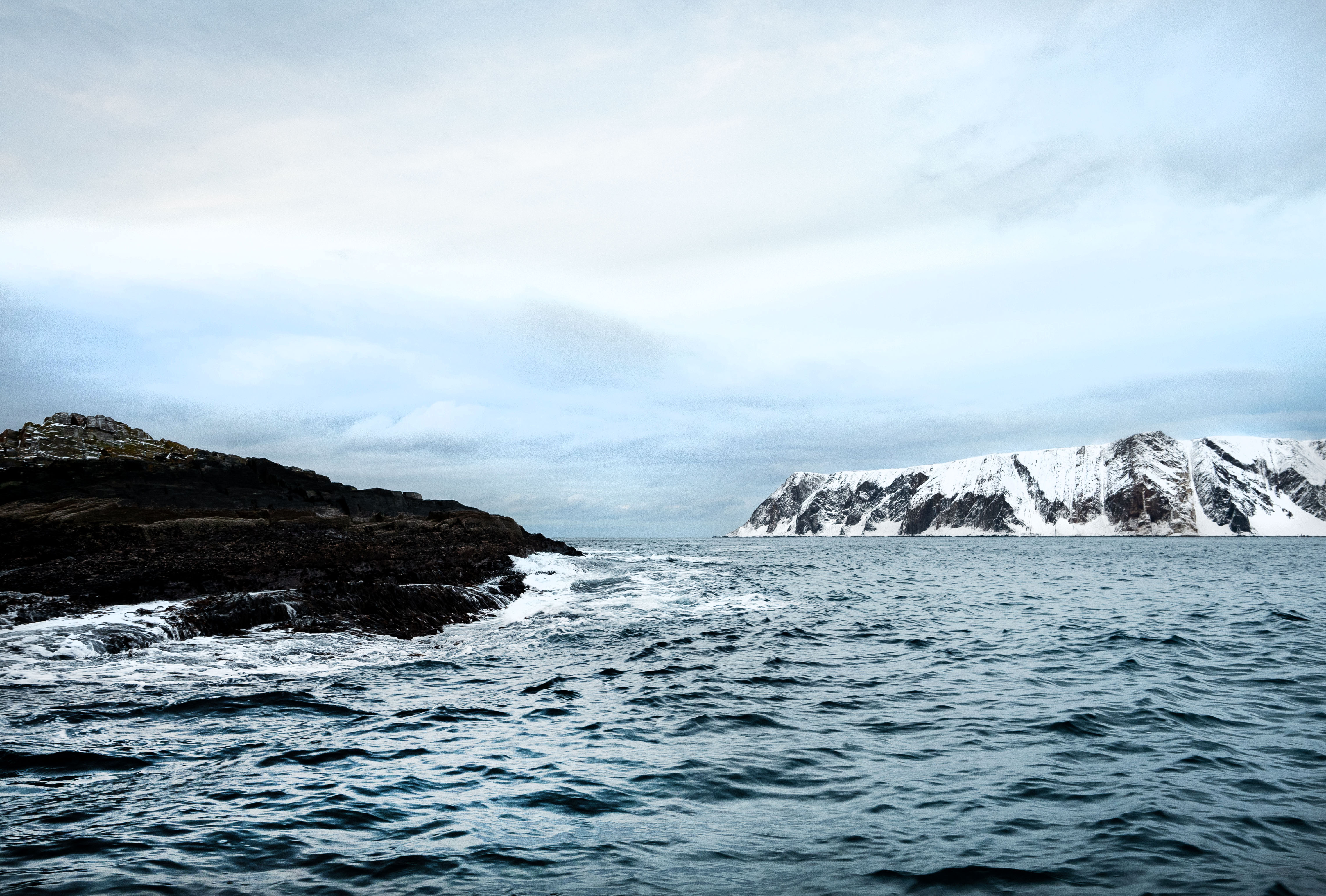 Finnkirkene mot havet i Kjøllefjord