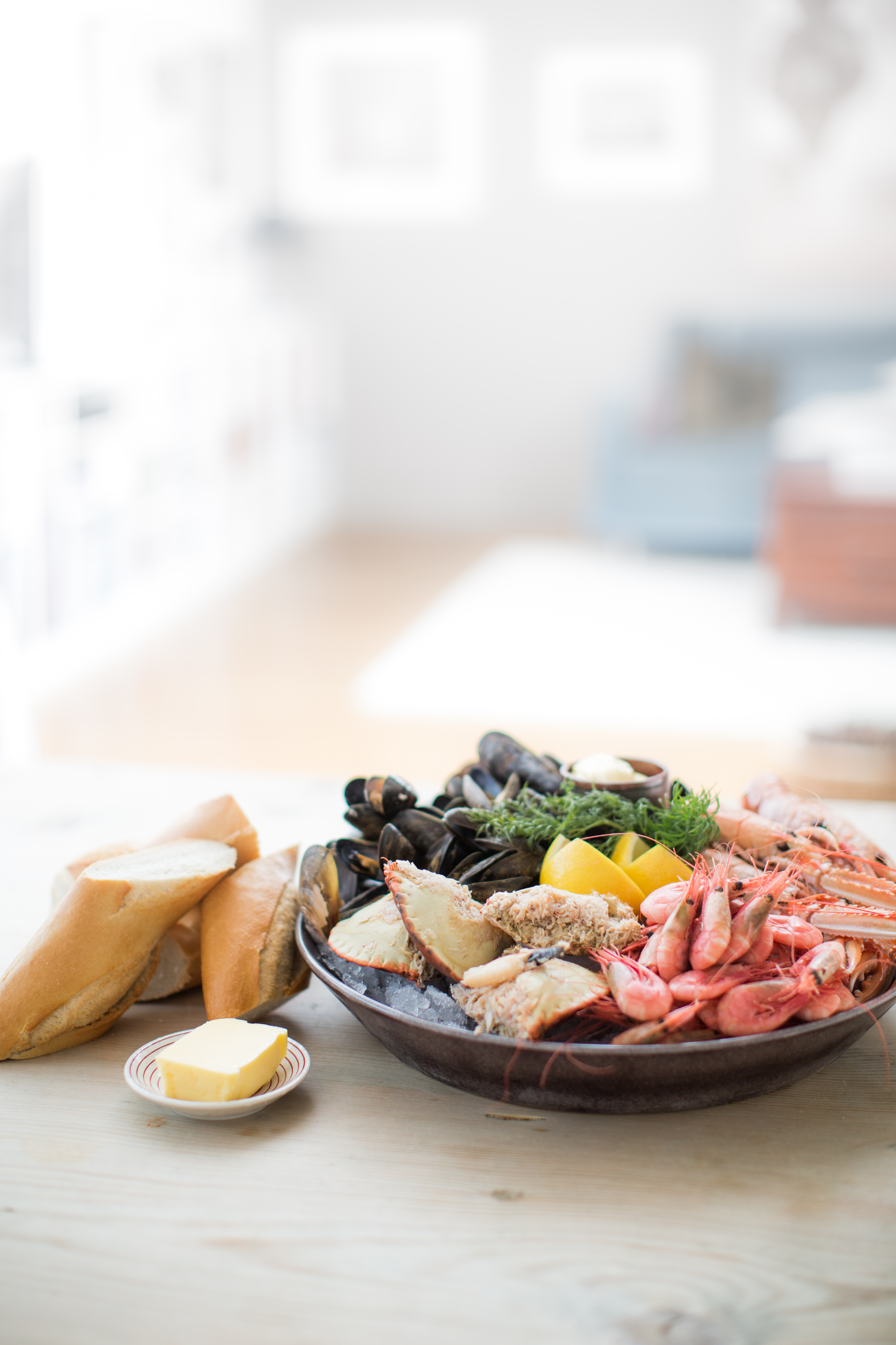 Skalldyr på fat med brød og smør 