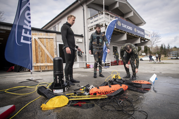 Martin Helseth og dykkere på Ålesund Roklubbs kai