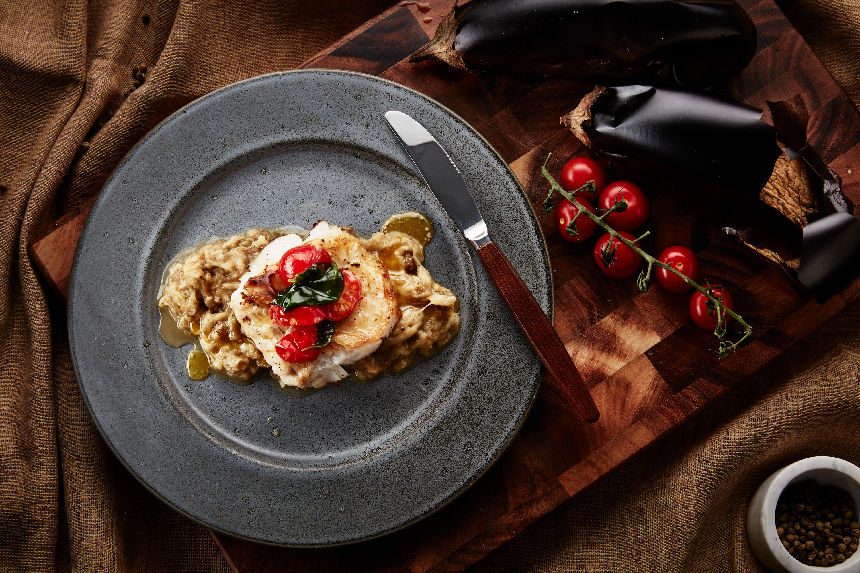 Stekt skrei med basilikumsmør og tomater