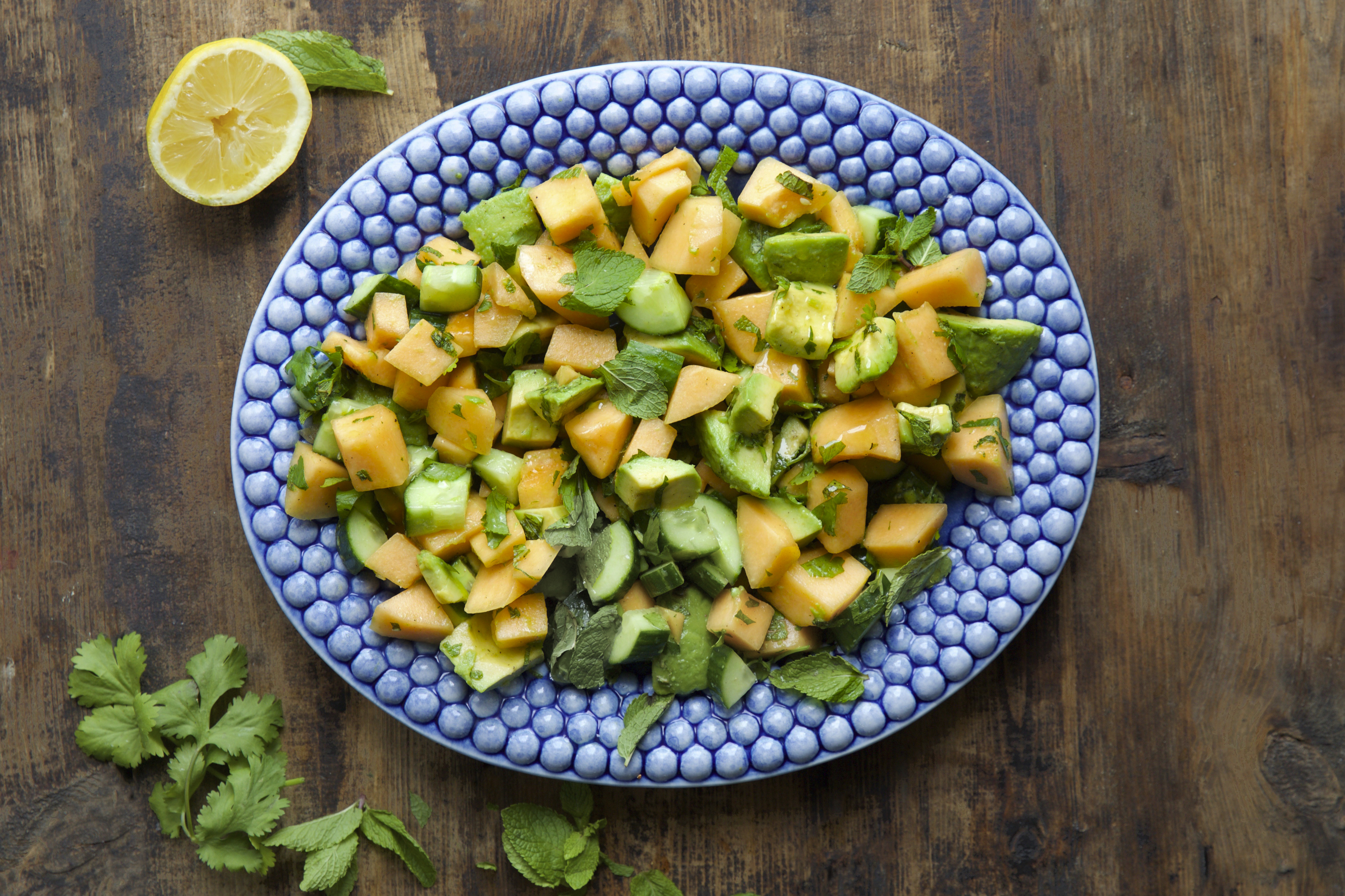 Salat med cantaloupe, avokado, agurk og mynte