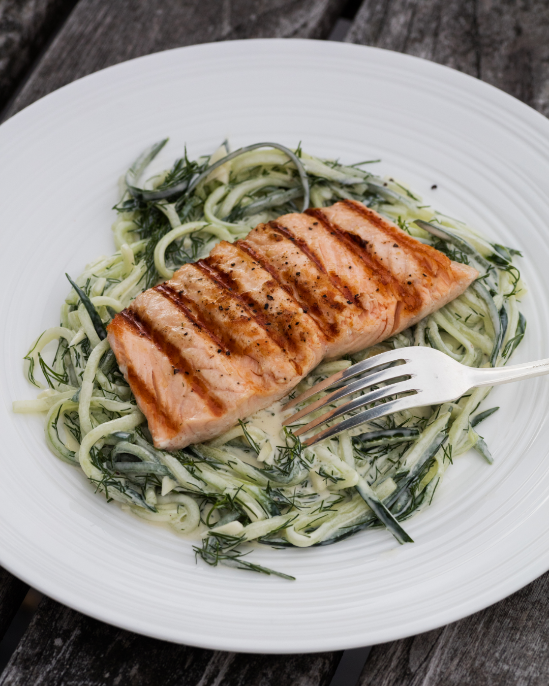 Grillet laks med agurksalat