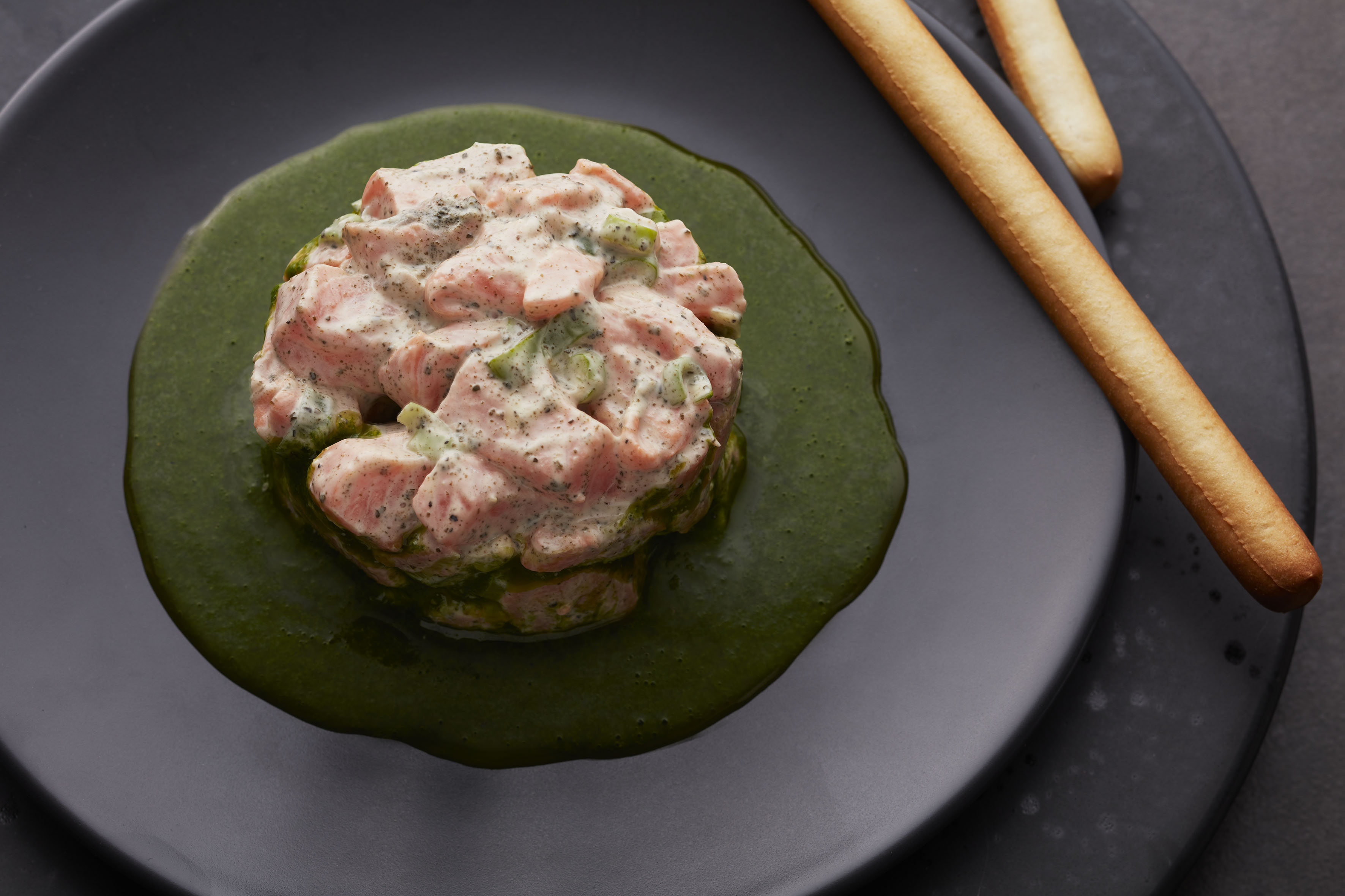 Ørret tartar med taresalt og grissini