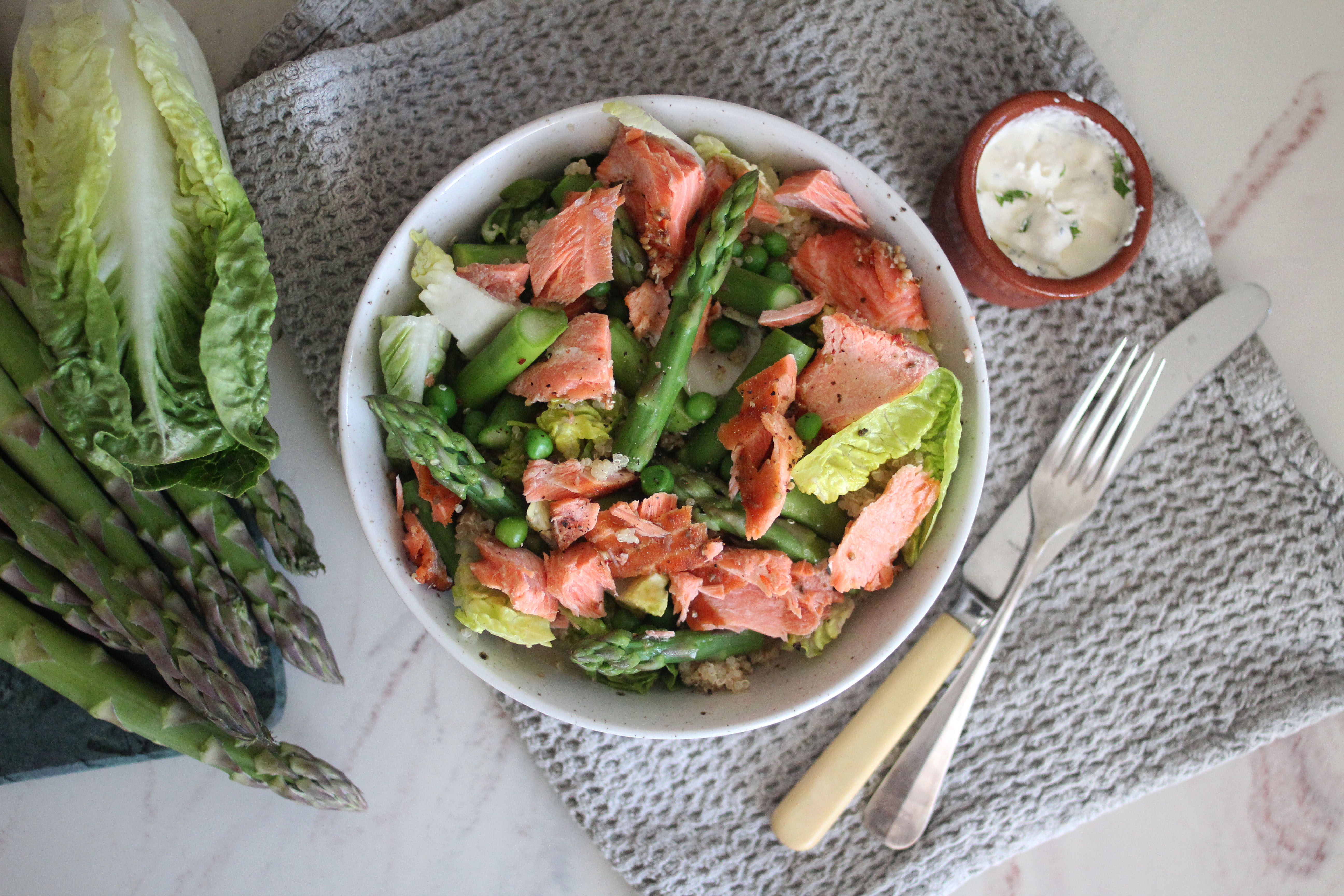 Ovnsbakt ørret med blandet salat og pepperrotkrem