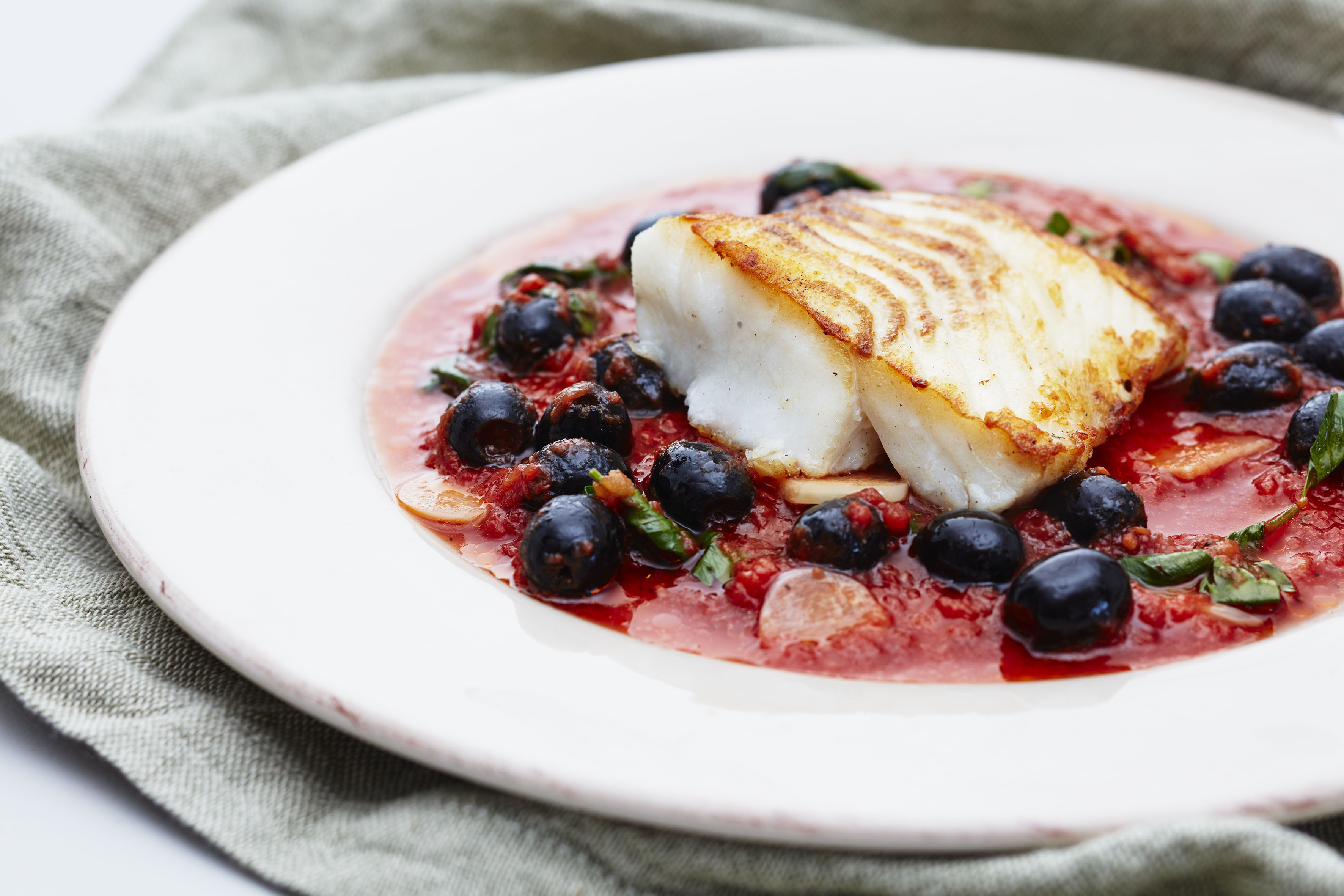 Torskeloin og tomatsalsa med hvitløk og oliven